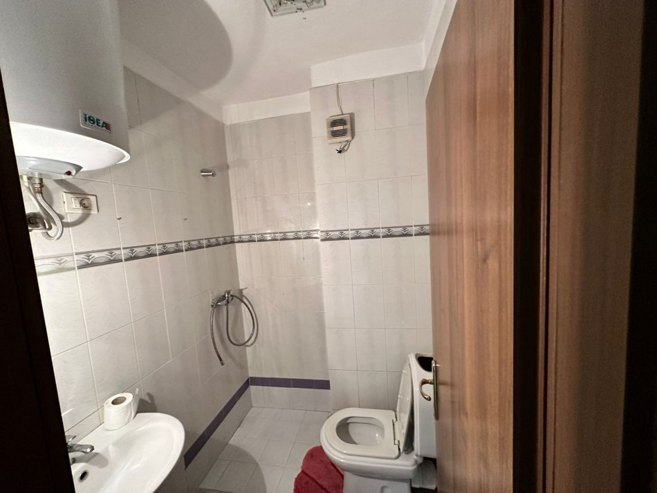 Tirane, jepet me qera apartament 2+1 Kati 9, 125 m² 550 € (rruga e kavajes)