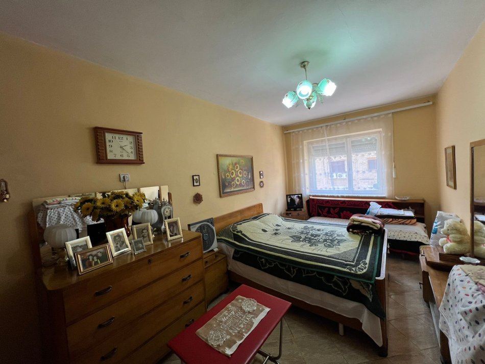 Tirane, jepet me qera apartament 1+1+Ballkon, Kati 4, 84 m² 500 € (Rruga e Kosovareve)