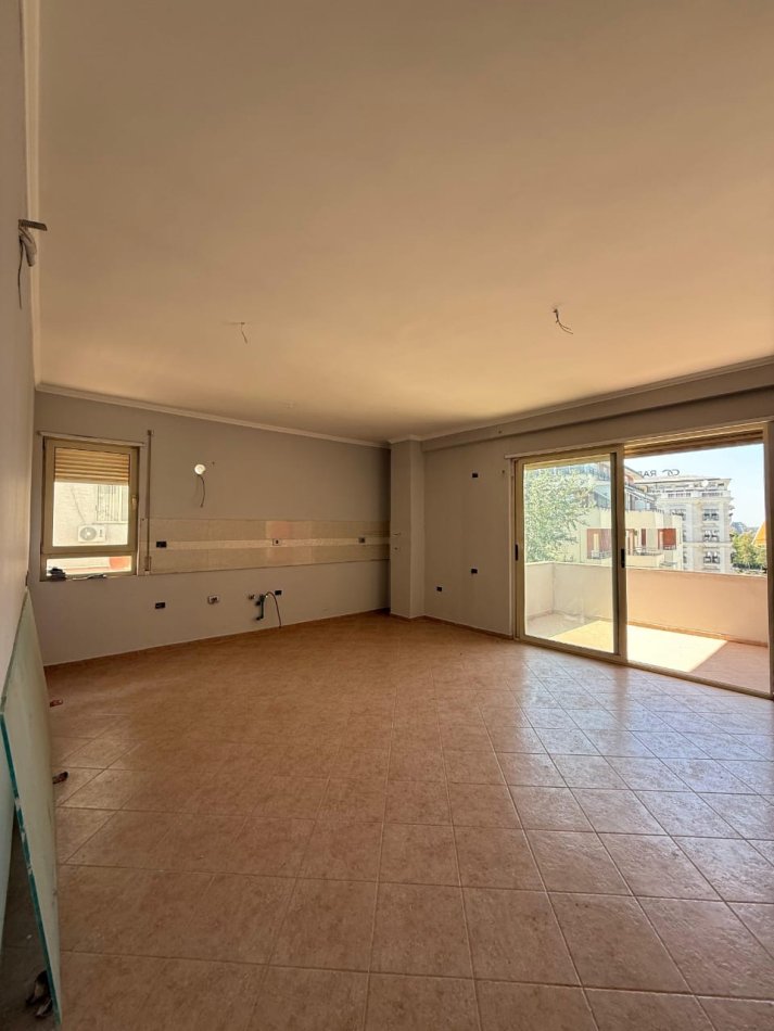 Tirane, shitet apartament 2+1+Ballkon Kati 3, 99 m² 225.000 € (Hotel Radisson , Liqeni i Thate)