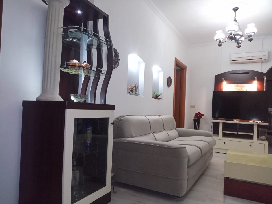Tirane, jepet me qera apartament 2+1+Ballkon Kati 9, 75 m² 600 € (Rruga Medar Shtylla , Komuna Parisit)