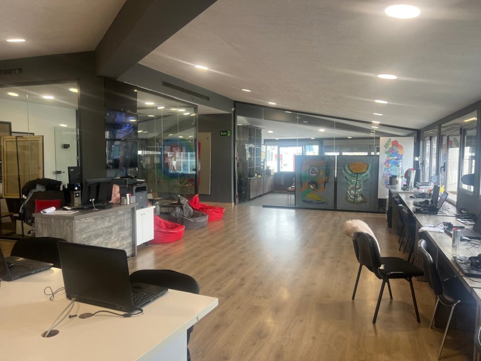 Tirane, jepet me qera zyre Kati 7, 250 m² 250.000 € (ish tregu elektrik)