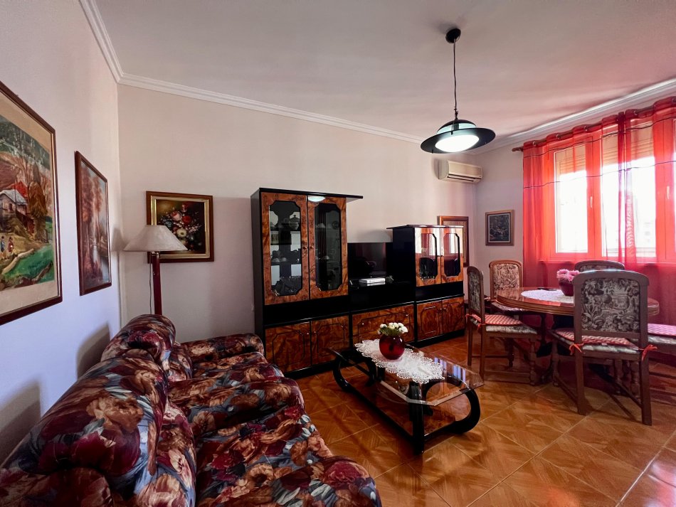 Tirane, jepet me qera apartament 2+1+Ballkon Kati 4, 80 m² 500 € (Shkolla e Kuqe)