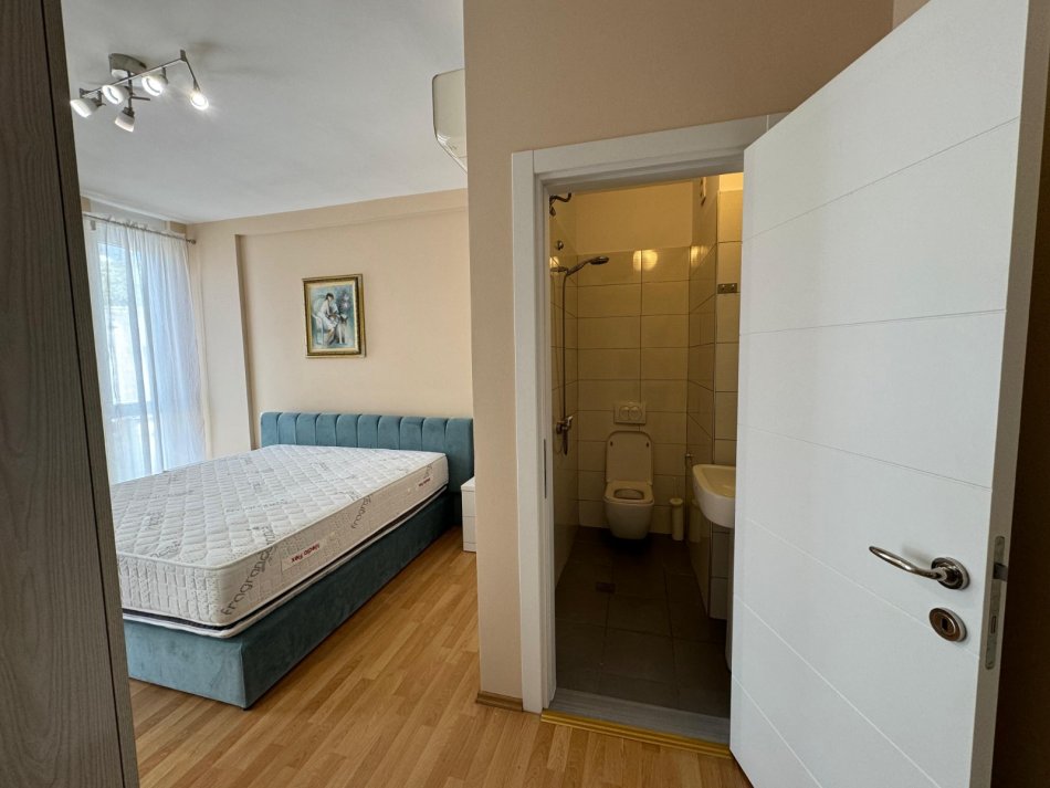 Tirane, jepet me qera apartament 2+1 Kati 5, 96 m² 750 € (Blloku i Ambasadave)