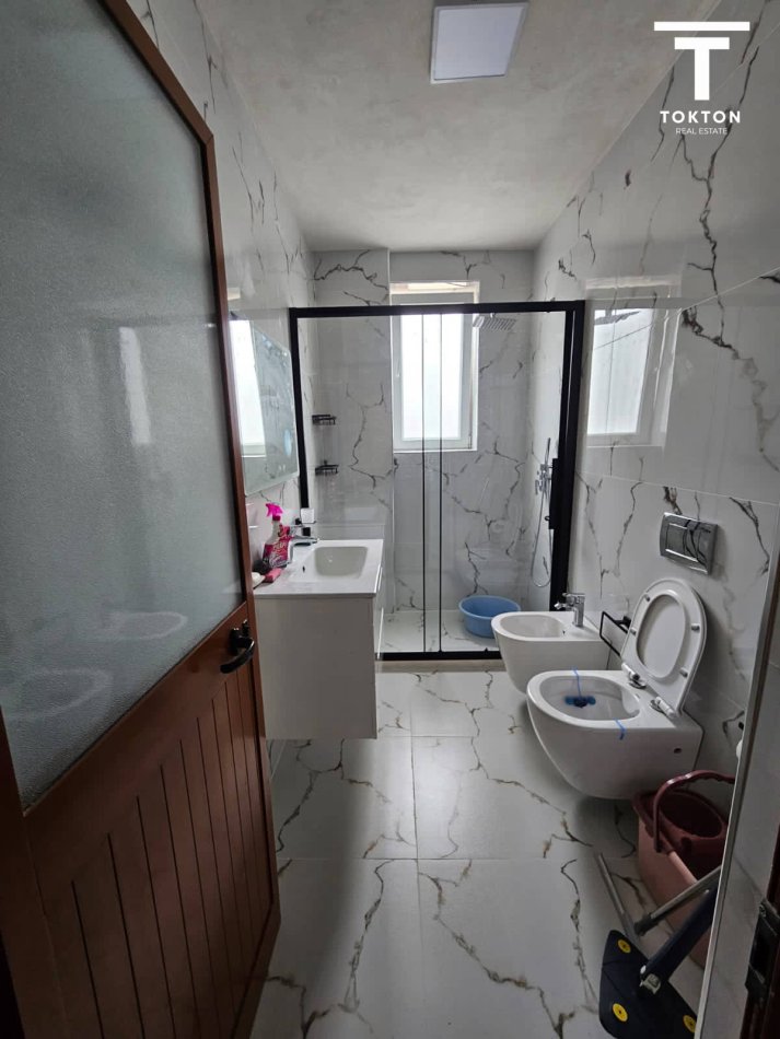 Tirane, jepet me qera Apartament 1+1 Kati 4, 52 m2, 300 euro (Kombinat) TT 902