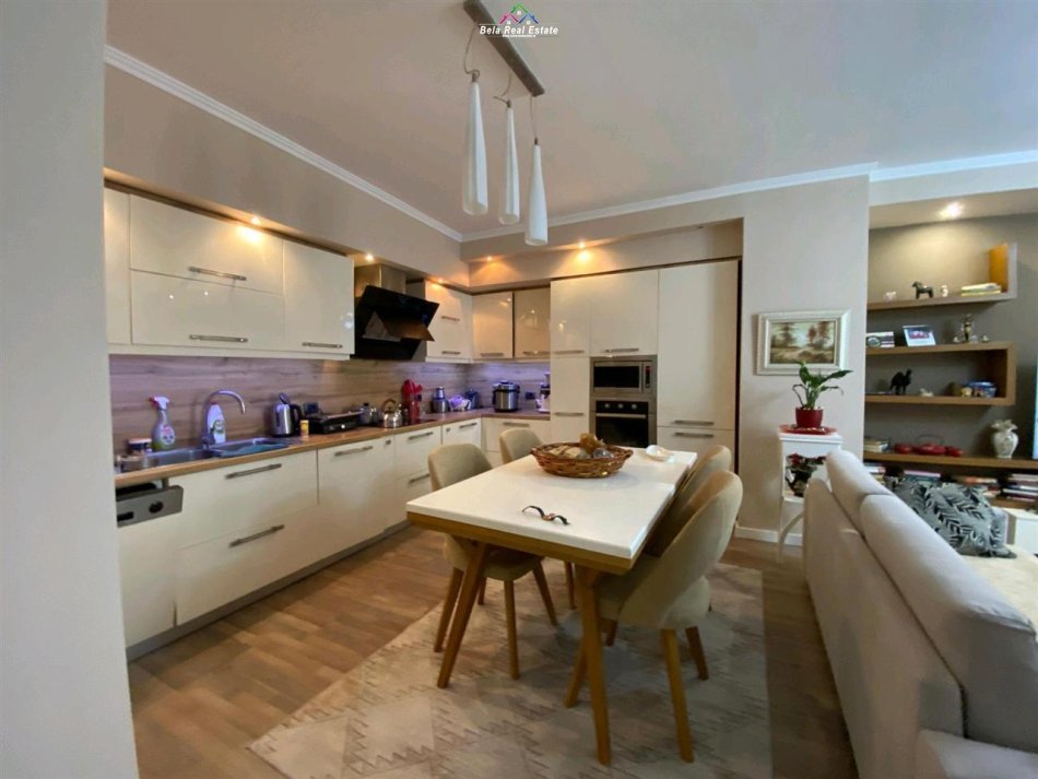 Tirane, shes apartament 2+1 Kati 7, 129 m² 320.000 € (komuna e parisit)