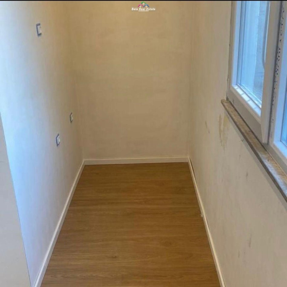 Tirane, jepet me qera zyre Kati 2, 93 m² 950 € (rruga e kavajes)