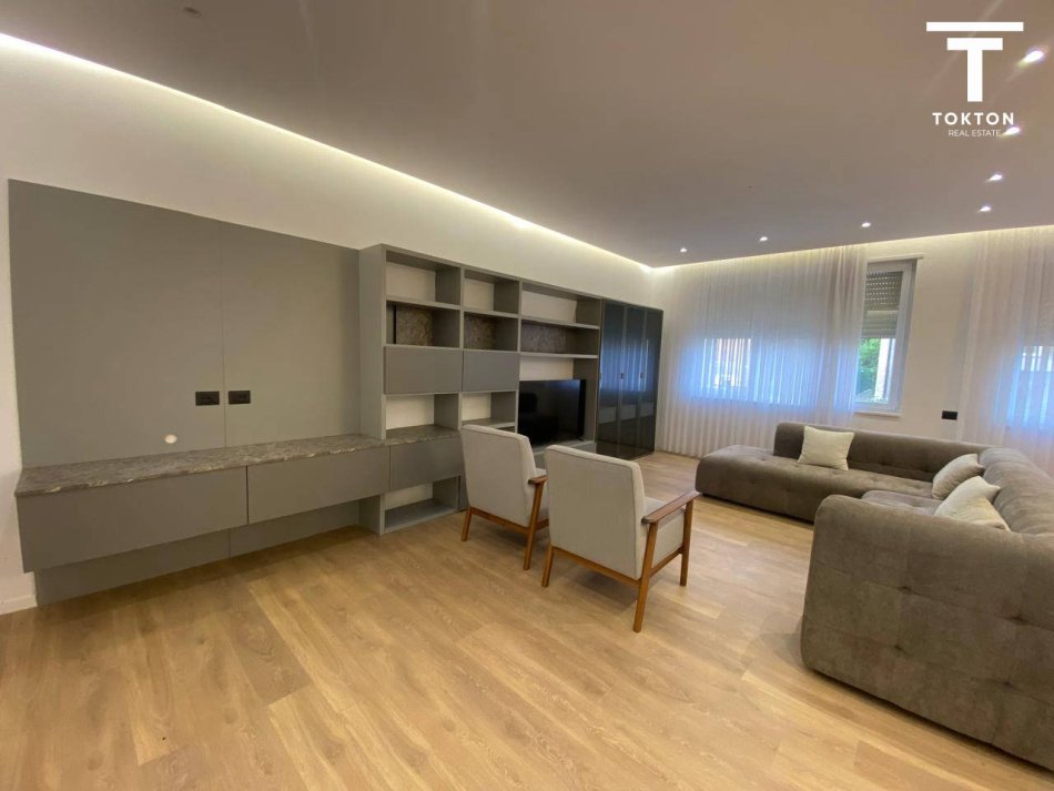 Tirane, jepet me qera Vile 4+1+Ballkon Kati 3, 350 m² 3,000 € (TEG) TT 972