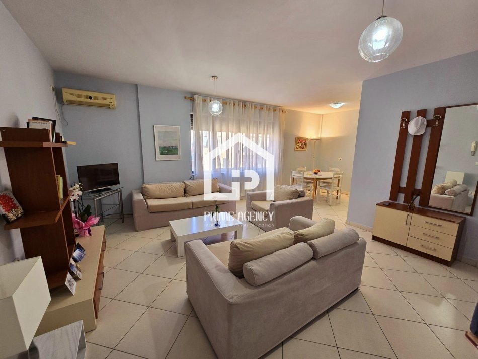 JEPET ME QIRA : Apartament 2+1 +2/ Rruga Barrikadave/ Qender