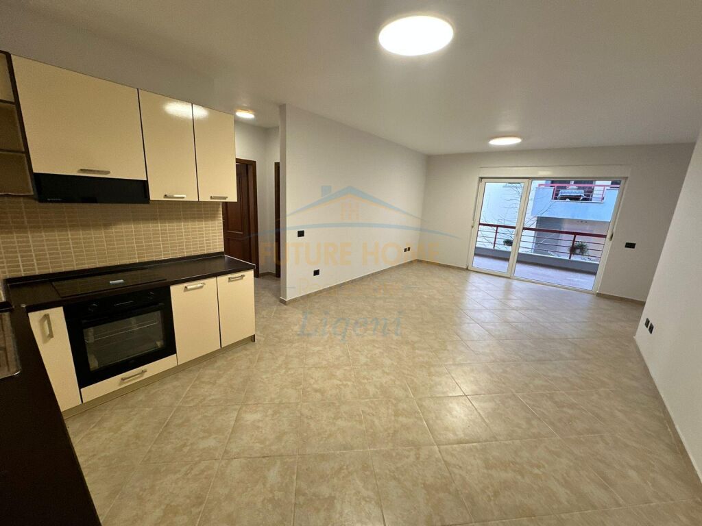 Shitet, Apartament 3+1+2, Liqeni i Thate, Tirane.  LI38197