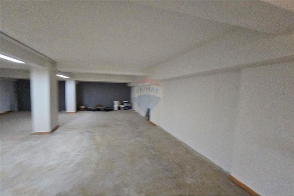 Tirane, shitet dyqan Kati 0, 590 m² 690,000 € (Riza Cerova - Shkolla e Kuqe)