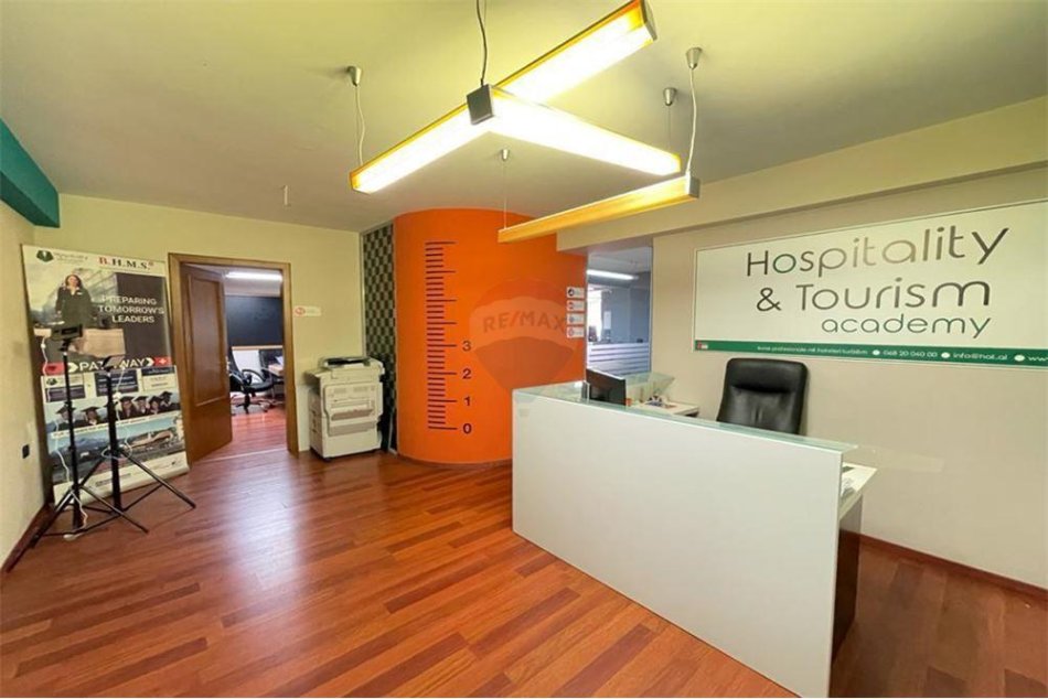 Tirane, jepet me qera zyre Kati 2, 156 m² 2,000 € (Bllok)