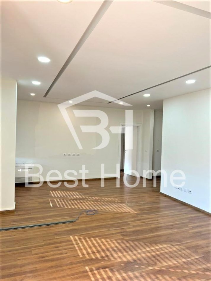 Tirane, jepet me qera zyre Kati 5, 132 m² 1.000 € (Zogu i Zi, Ring Center)