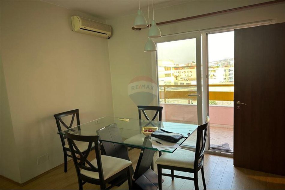 Tirane, jepet me qera apartament 2+1 Kati 6, 100 m² 700 € (Prane Karburant Kastrati - Bulevardi Bajram Curri)