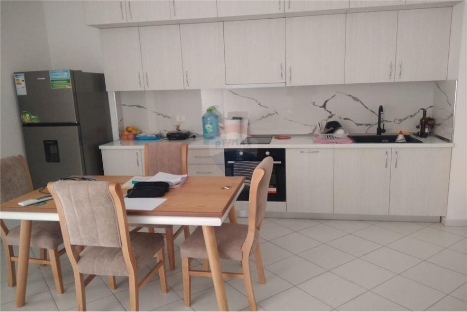 Tirane, jepet me qera apartament 1+1 Kati 8, 66 m² 450 € (Yzberisht)