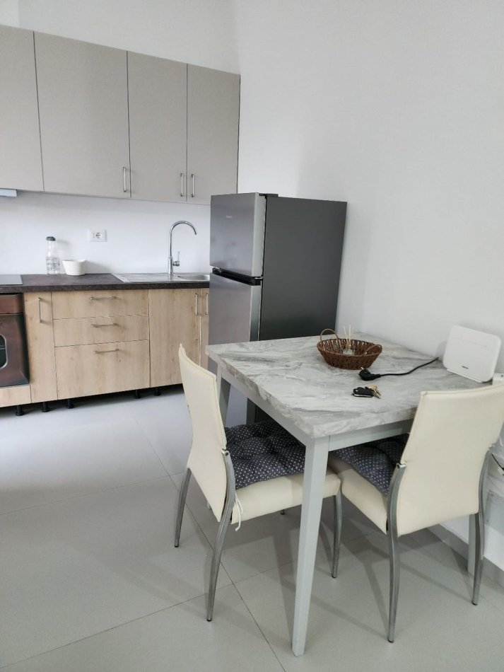 Tirane, jepet me qera garsonier Kati 0, 320 € (ali demi)