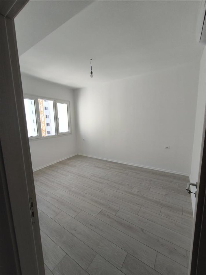 Tirane, jepet me qera zyre Kati 7, 98 m² 450 € (ASTIR)