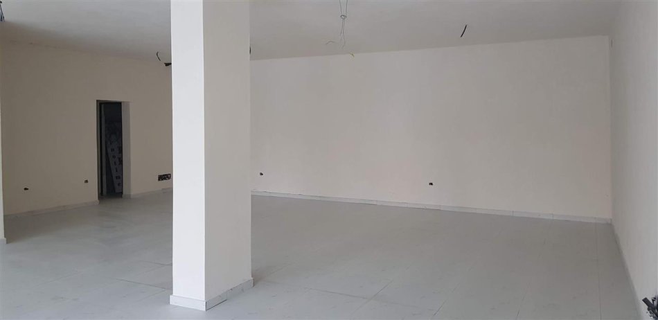 Tirane, jepet me qera dyqan Kati 0, 145 m² 1.500 € (Brryli)