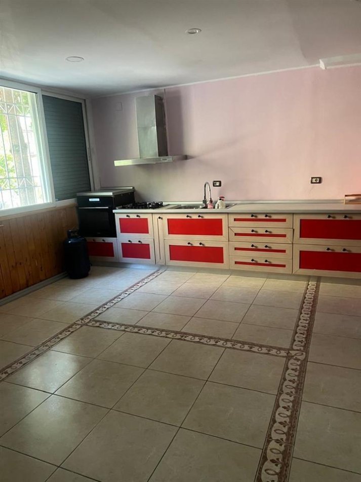 Tirane, shitet apartament 3+1 Kati 1, 140 m² 252.000 € (Vasil Shanto)