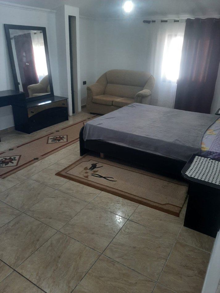 Tirane, jepet me qera apartament 2+1 Kati 3, 380 m² 380 € (Kombinat)