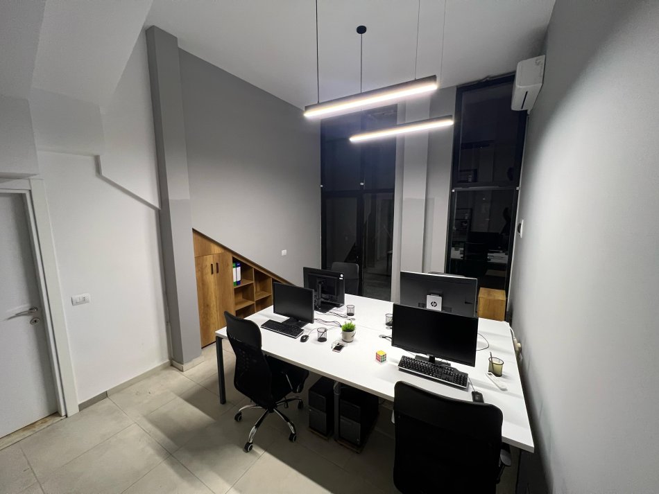 Tirane, jepet me qera zyre Kati 1, 25 m² 300 € (21 DHJETORI)