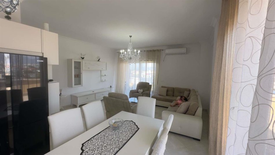 Tirane, jepet me qera apartament 3+1 Kati 5, 220 m² 600 € (Yrshek)