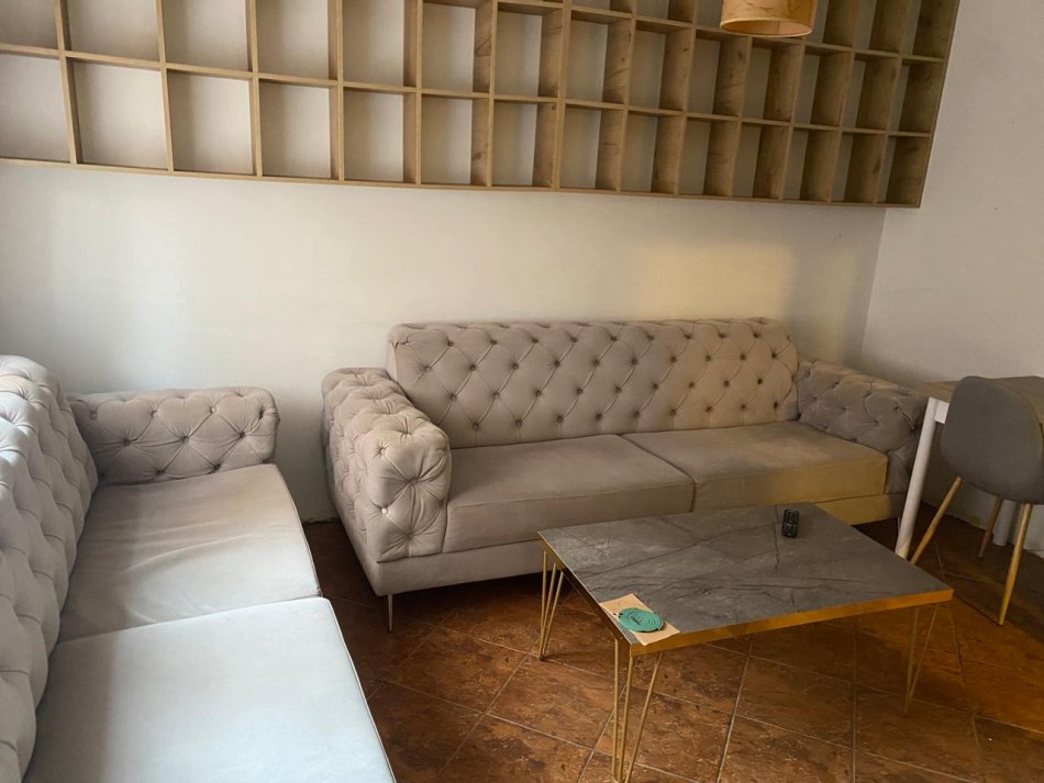 Tirane, jepet me qera apartament 1+1 Kati 1, 50 m² 700 € (Sheshi Willson)