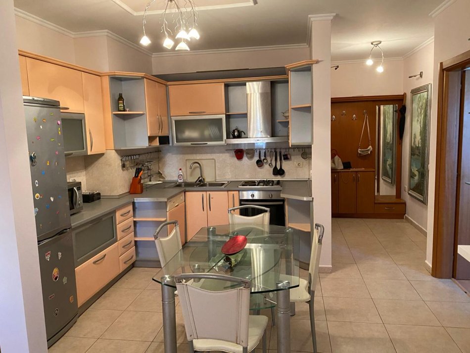 Tirane, jepet me qera apartament 2+1+2 Kati 5, 95 m² 650 € (RRUGA E ELBASANIT)
