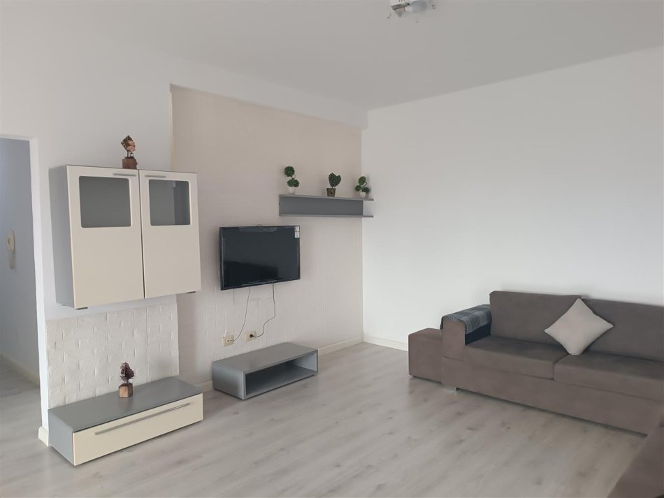 Tirane, jepet me qera apartament 3+1 Kati 5, 175 m² 500 € (Yrshek)