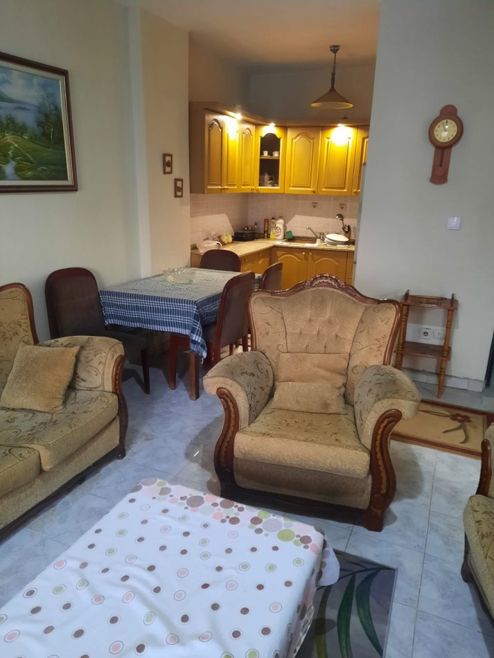 Tirane, jepet me qera apartament 1+1+Ballkon Kati 9, 78 m² 500 € (RRUGA E KAVAJES)