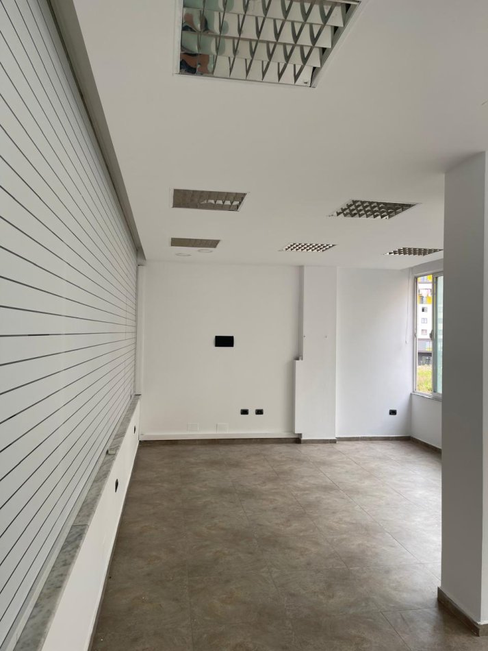 Tirane, jepet me qera zyre Kati 2, 60 m² 350 € (yzberisht)