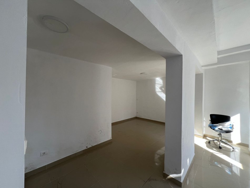 Tirane, jepet me qera ambjent biznesi Kati 0, 30 m² 300 € (Qyteti Studenti)