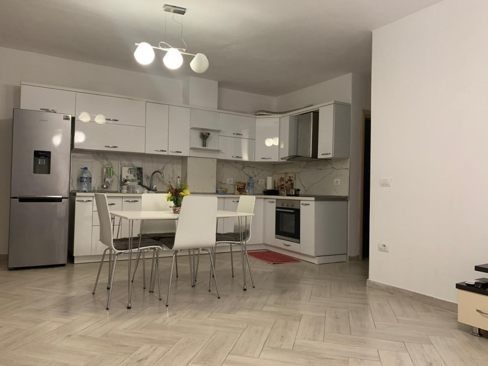 Tirane, jepet me qera apartament 2+1 Kati 1, 95 m² 550 € (kopshti b zoologjik)
