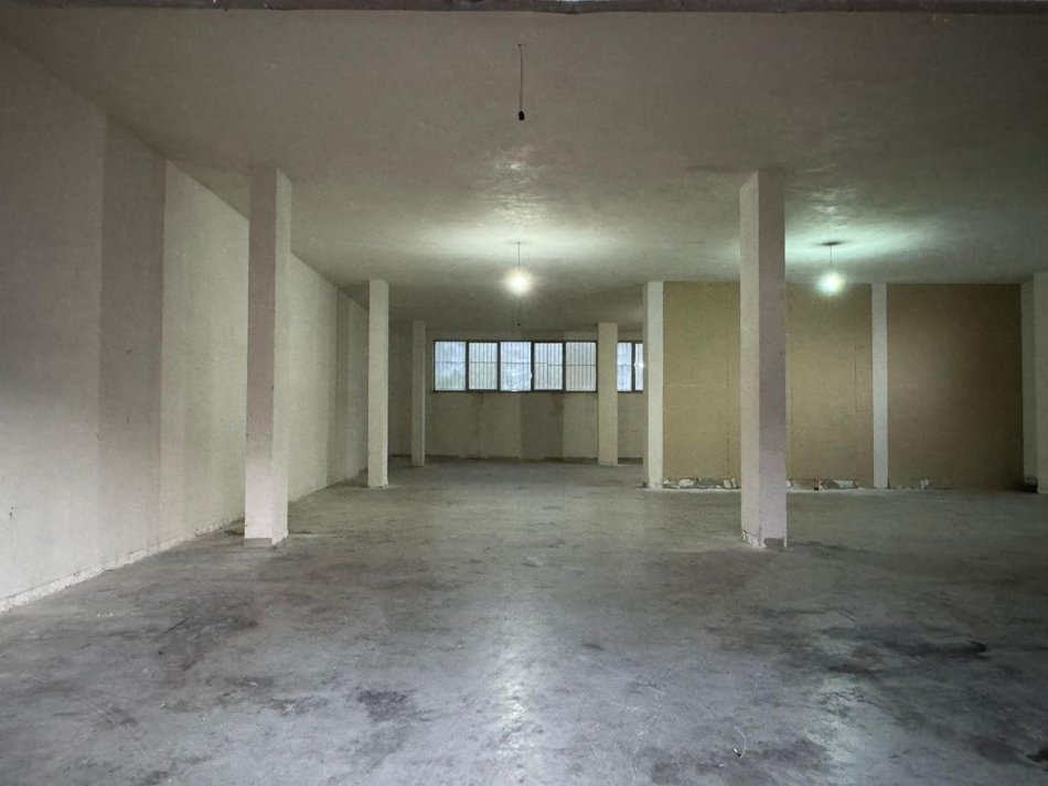 Tirane, jepet me qera magazine Kati 1, 367 m² 1.500 € (autostraden tirane durres)