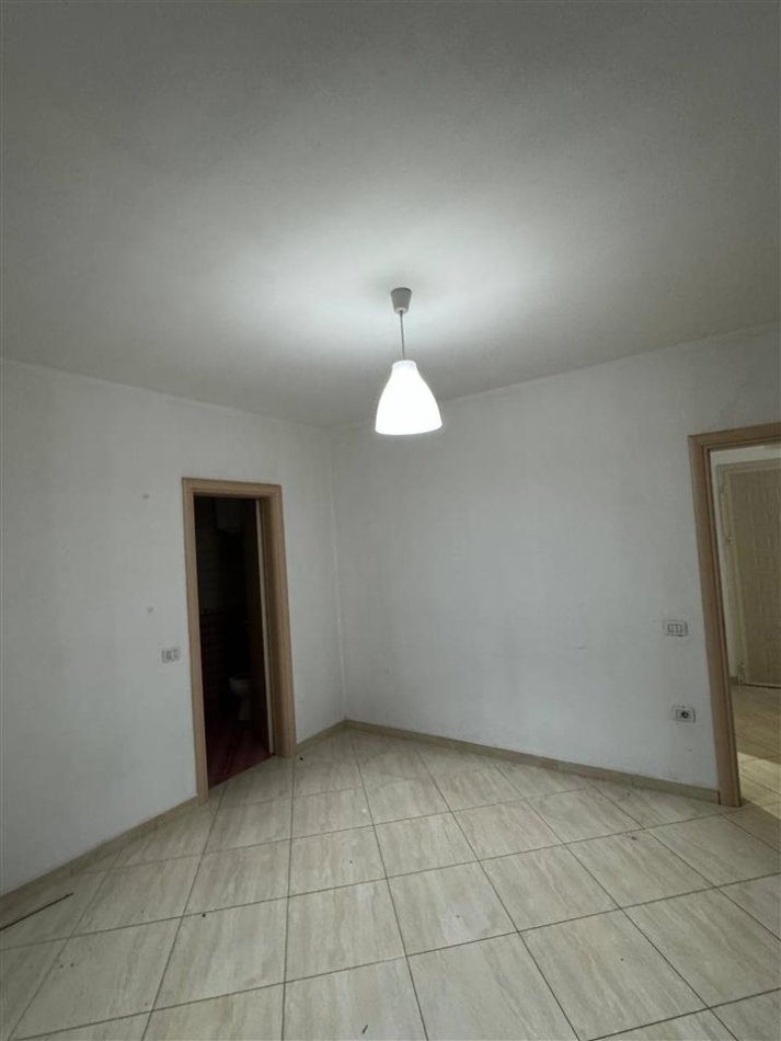 Tirane, jepet me qera zyre Kati 3, 118 m² 800 € (Astir)