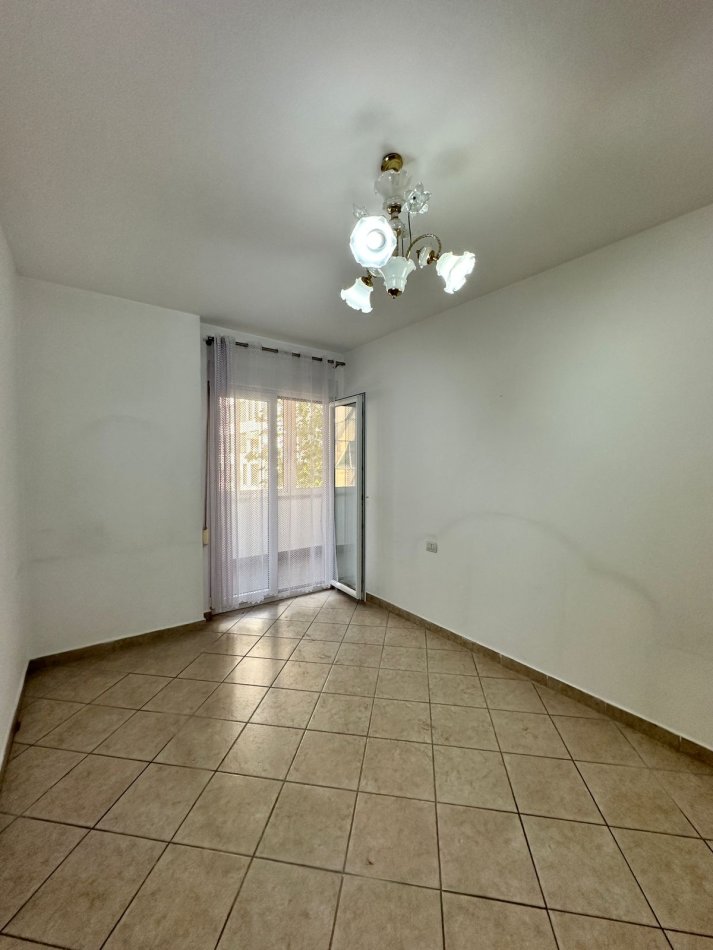 Tirane, jepet me qera apartament 1+1 Kati 2, 68 m² 500 € (Rruga e Kavajës)