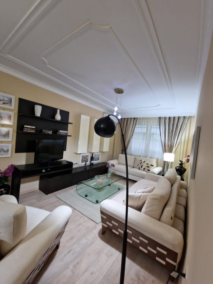 Tirane, jepet me qera apartament 1+1 Kati 2, 72 m² 800 € (Sheshi Wilson)