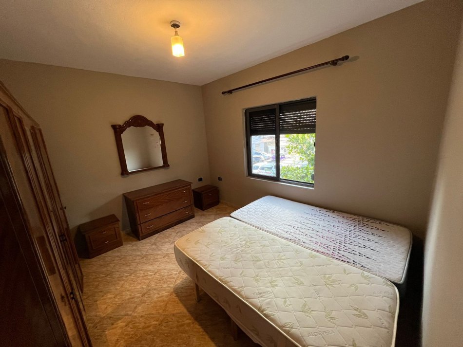 Tirane, jepet me qera apartament 3+1 Kati 2, 700 m² 700 € (Yzberisht)