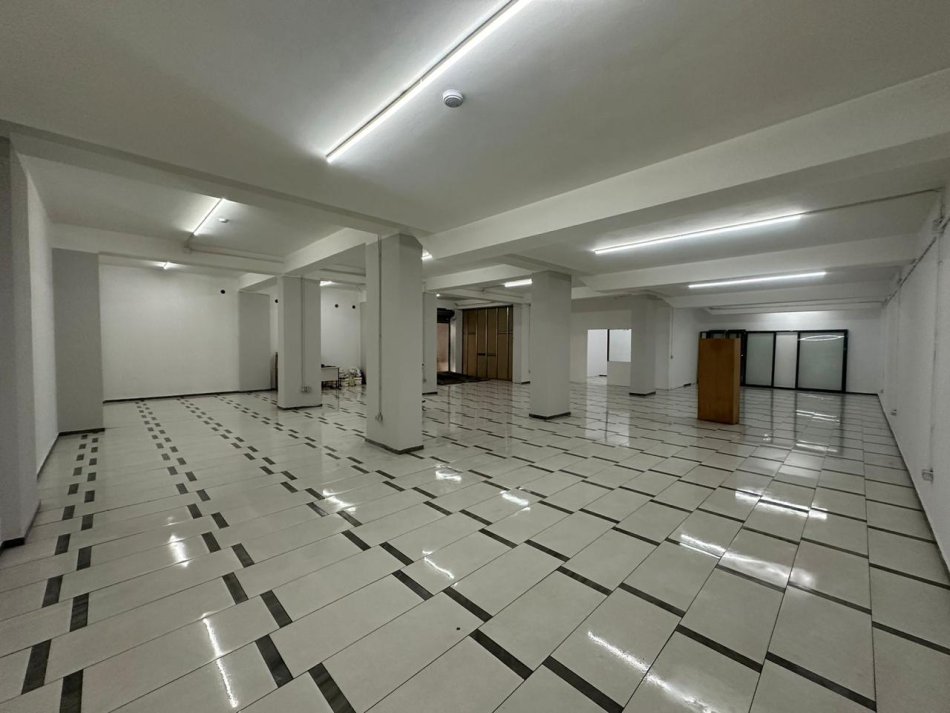 Tirane, jepet me qera dyqan Kati -1, 290 m² 1.200 € (astir)