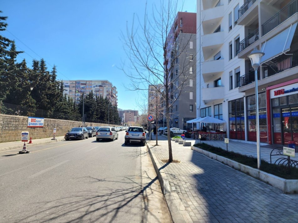 Tirane, shes dyqan Kati 0, 242 m² 580.000 € (Don Bosko (pas Vizion +))