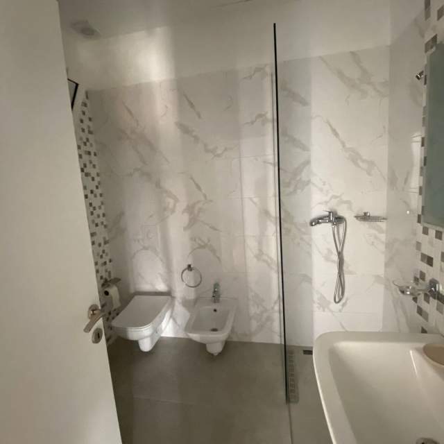 Tirane, jepet me qera apartament Kati 6, 102 m² 350 Euro (Rruga e Kavajes)