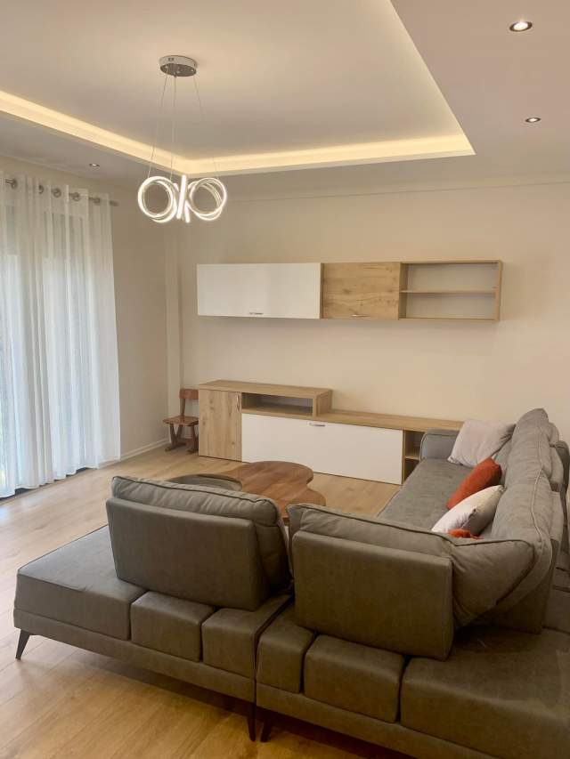 Tirane, jepet me qera apartament 2+1 Kati 1, 130 m² 850 Euro (Liqeni i thate)