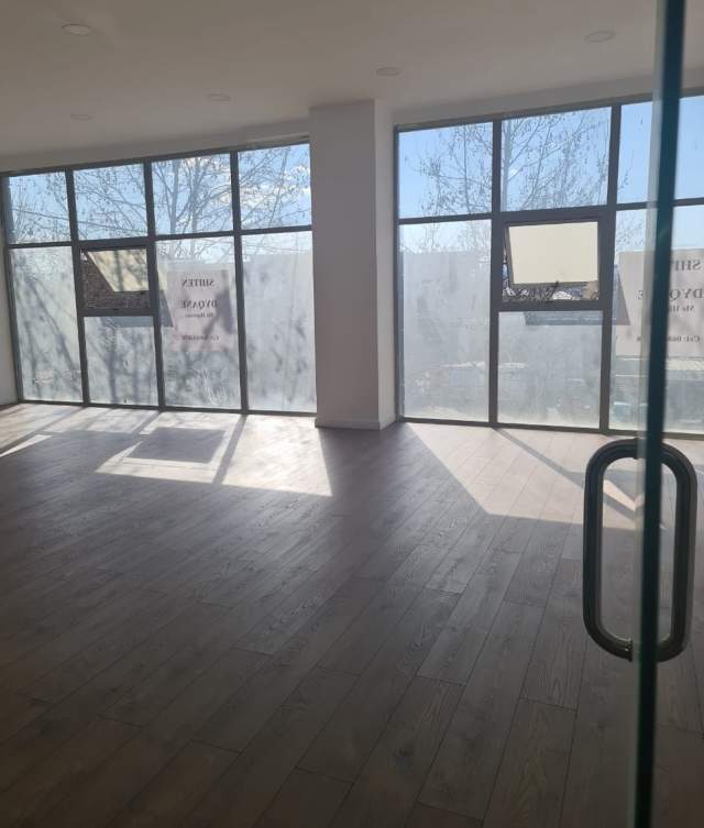 Tirane, jepet me qera ambjent biznesi Kati 1, 80 m² 400 Euro (Kamez)