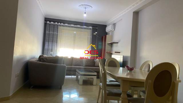 Vlore, jepet me qera apartament Kati 5, 300 Euro (Rruga Mis Durhan)