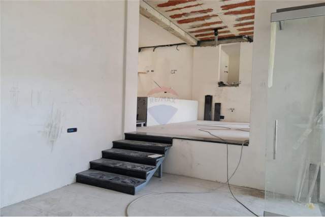 Tirane, jepet me qera dyqan Kati 0, 200 m² 2.200 Euro (rruga kavajes)