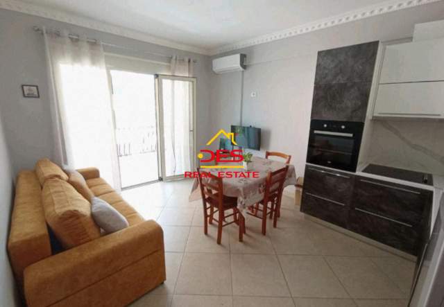 Vlore, jepet me qera apartament Kati 3, 95 m² 300 Euro (Rruga Dhimiter Konomi)