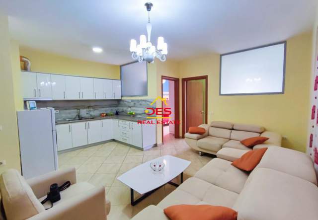 Vlore, jepet me qera apartament Kati 5, 90 m² 300 Euro (Gjergj Arianiti)
