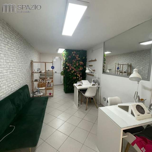 Tirane, jepet me qera ambjent biznesi Kati 1, 25 m² 250 Euro (Ish Stacioni Trenit)