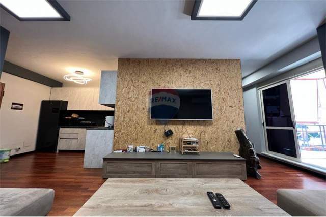 Tirane, jepet me qera apartament 75 m² 550 Euro (kompleksi deliorgji)