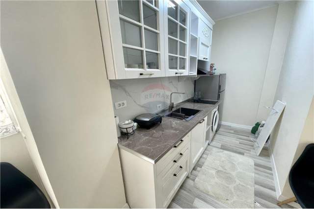 Tirane, jepet me qera apartament 1+1 50 m² 450 Euro (restorant piaza)