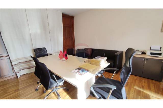 Tirane, jepet me qera Kati 5, 130 m² 700 Euro (liceu artistik)
